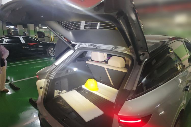 Used Li Auto i6 2025 Model Four-Wheel-Drive Standard Type
