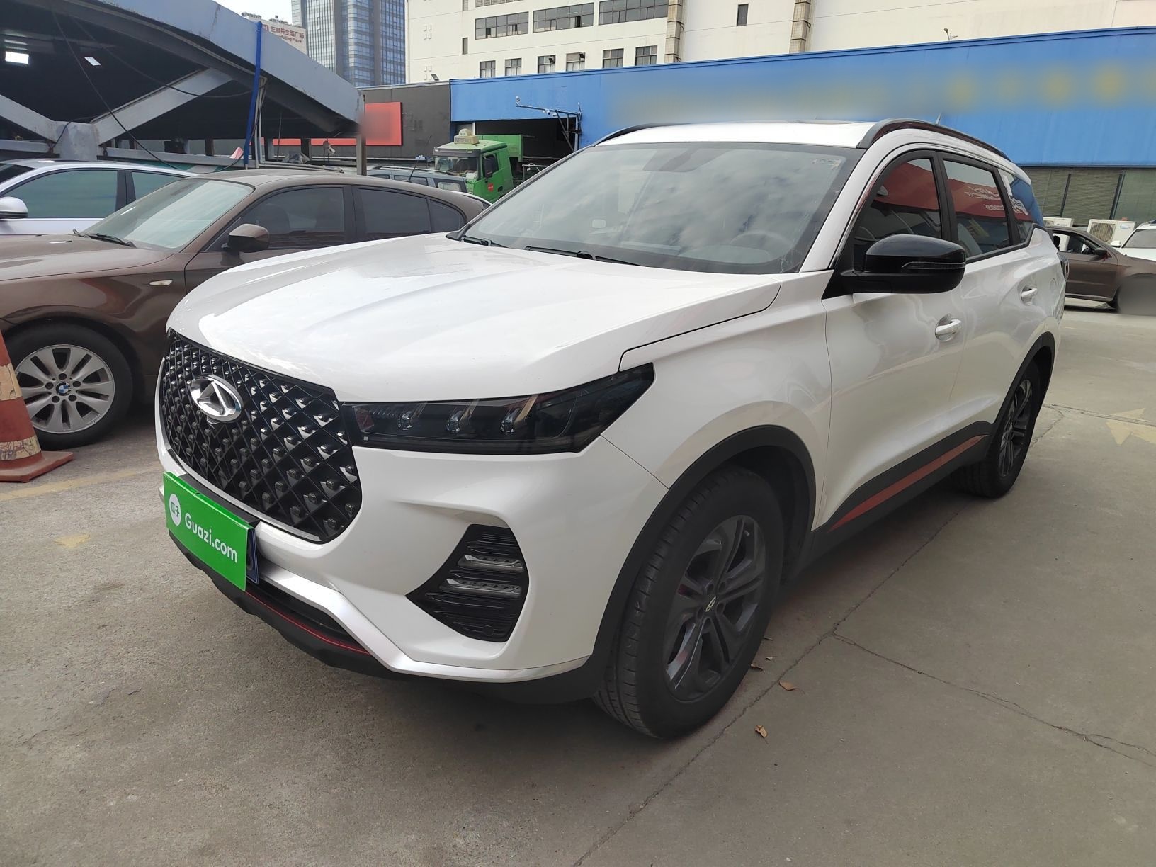 تحت مقدمة السيارة