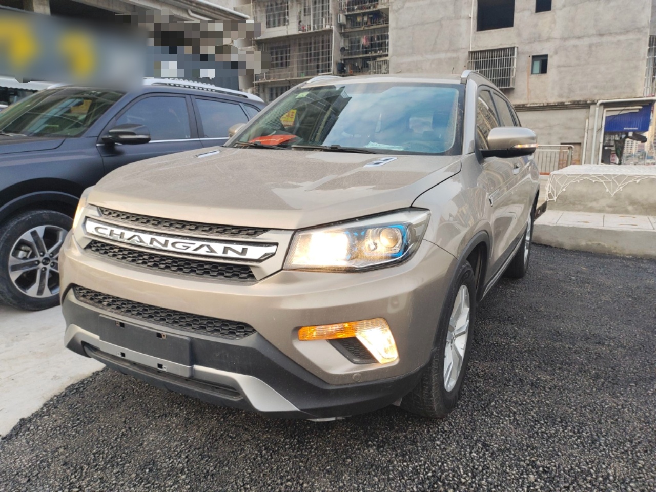 Под передней частью автомобиля