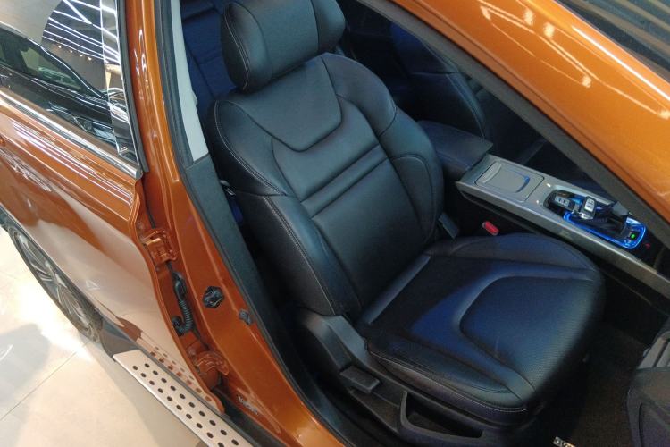 Used Luxgen U6 SUV 2015 1.8T Fashion Edition Right Front Seat