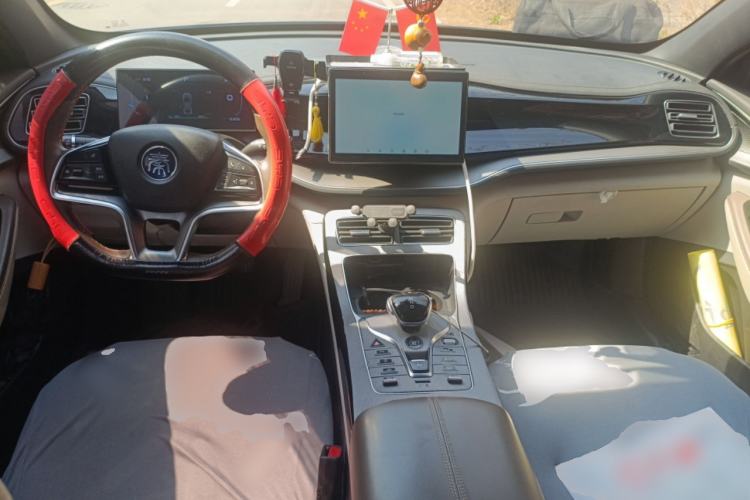 Used BYD Qin PLUS 2024 Honor Edition EV 510KM Leading Model Center Console