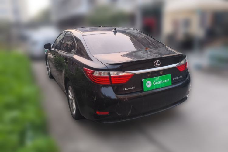Used Lexus ES 2013 300h Elite Edition
