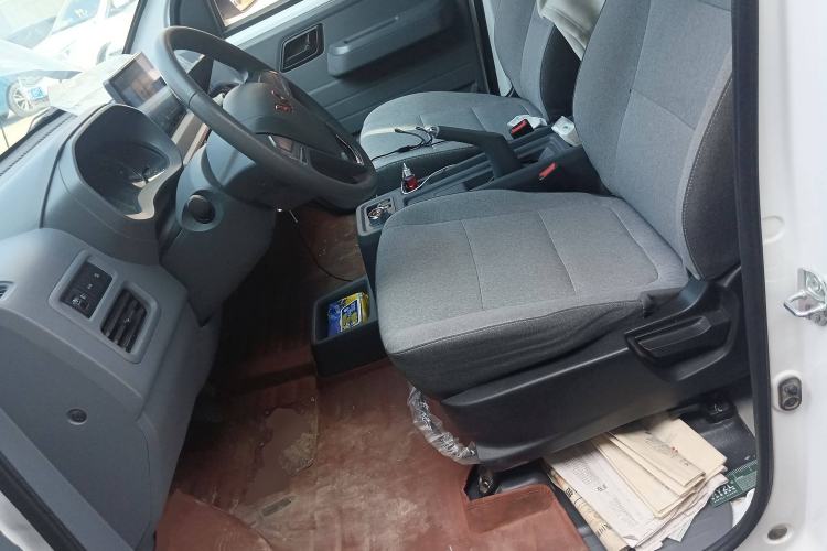 Used Wuling Yangguang 2024 300KM Comfort Version Passenger Van 75kW