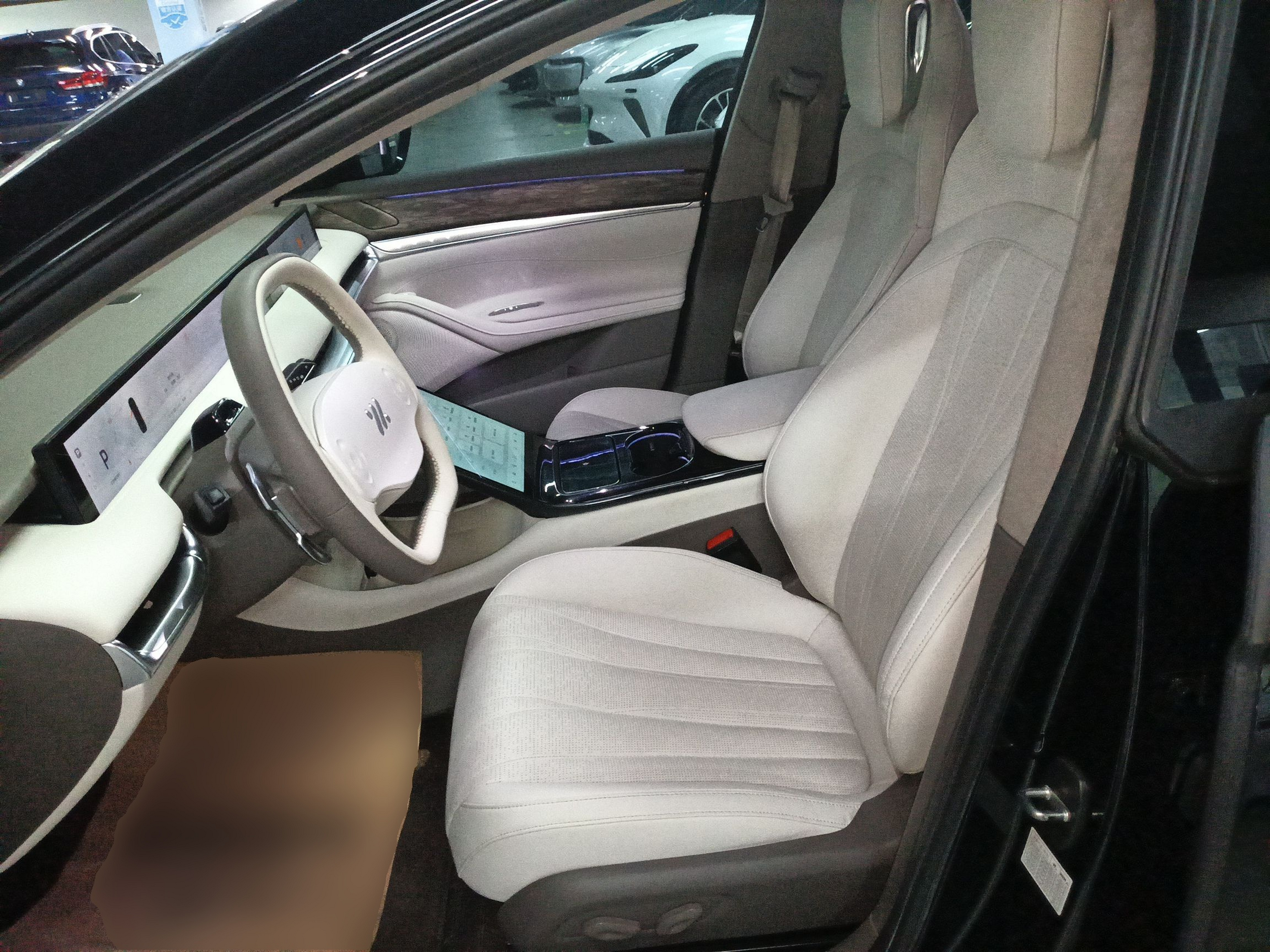 المقاعد الأمامية داخل السيارة