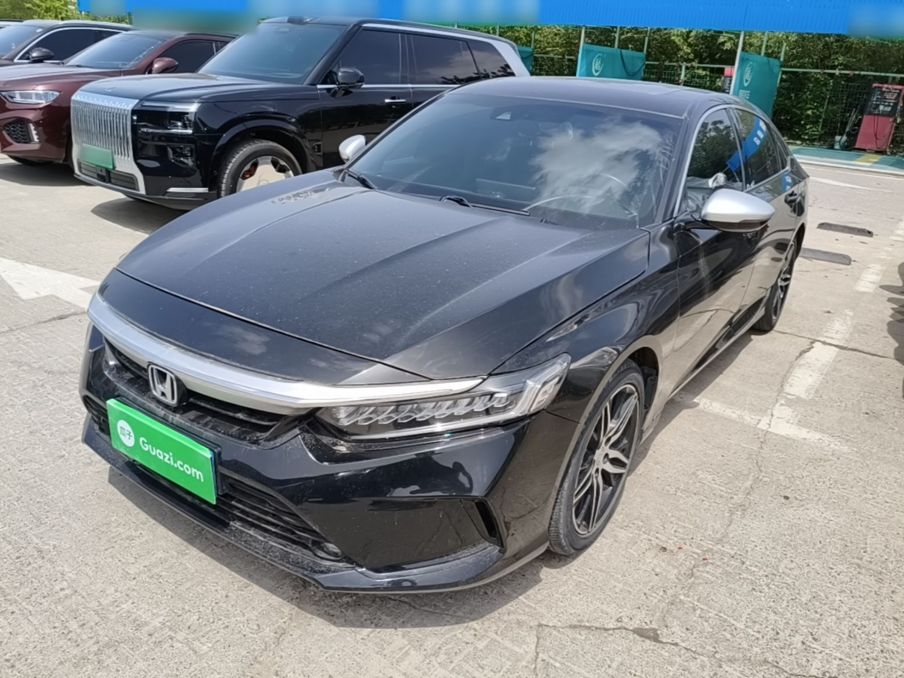 تحت مقدمة السيارة