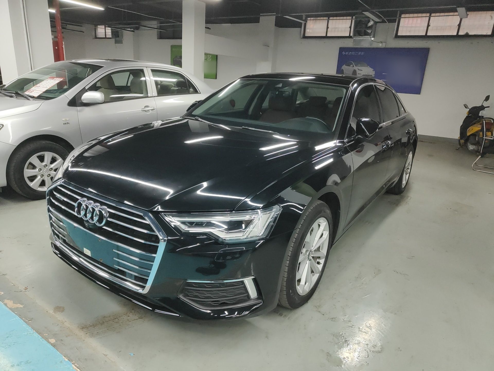 تحت مقدمة السيارة