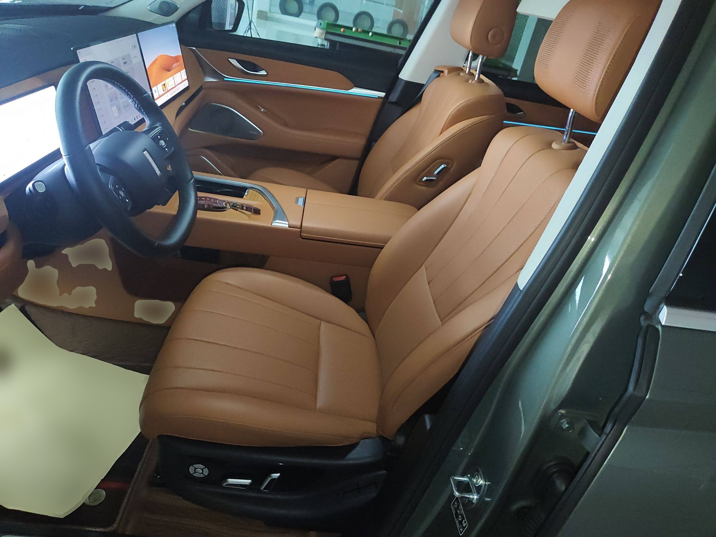 المقاعد الأمامية داخل السيارة