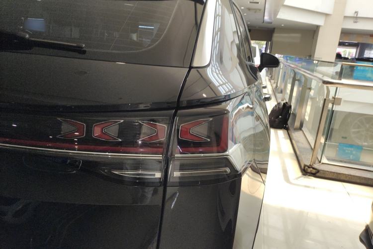 Used Volkswagen Tayron 2023 330TSI Two-Wheel-Drive Luxury Plus Advanced Version Right Rear Taillight