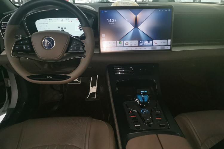 Used BYD Han 2025 DM-i 125KM Elite Model Center Console