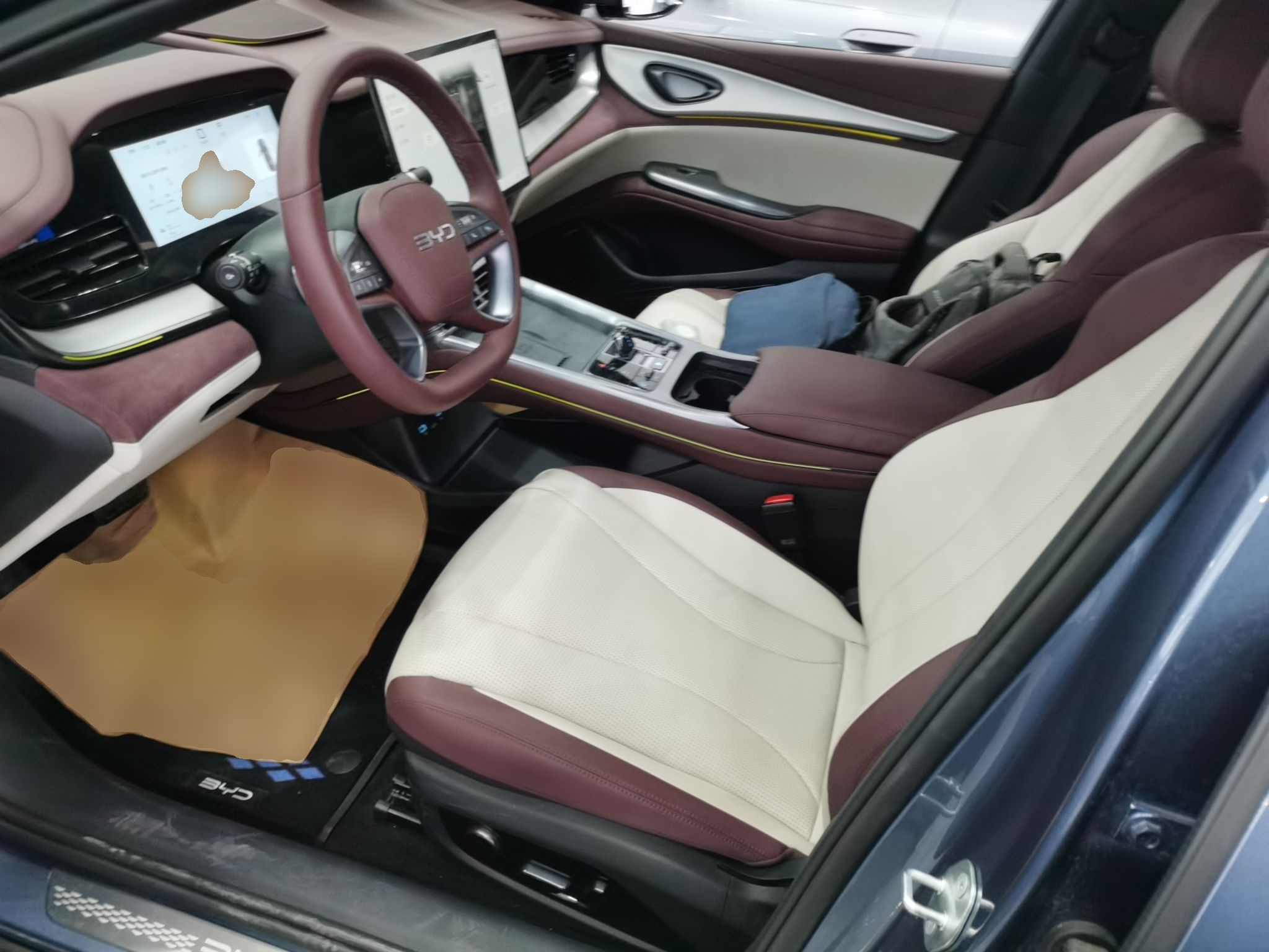 المقاعد الأمامية داخل السيارة