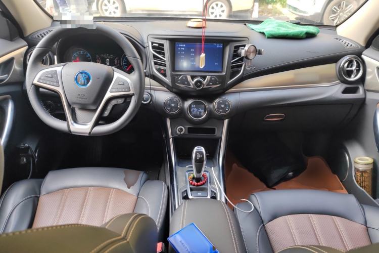 Used BYD Song New Energy 2017 Song DM 1.5TID All-Wheel Drive Luxury Model Center Console