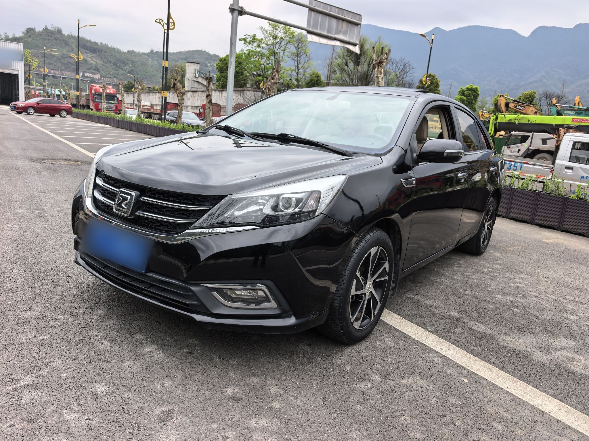 تحت مقدمة السيارة