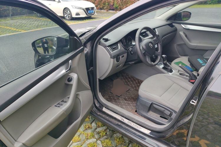 Used Skoda Octavia 2015 1.6L Automatic Yijie Edition Driver Seat