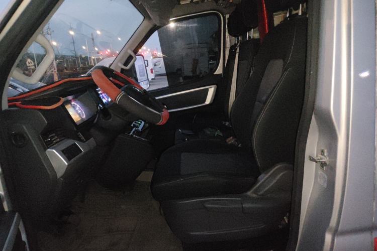 Used Dongfeng Yufeng 2023 V9+ 2.3T Manual Rear-Drive Cargo Van with Dual Rear Tires 3-Seater
