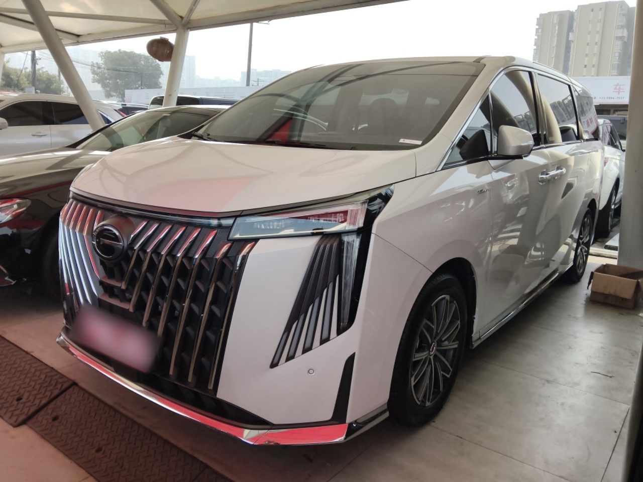 تحت مقدمة السيارة