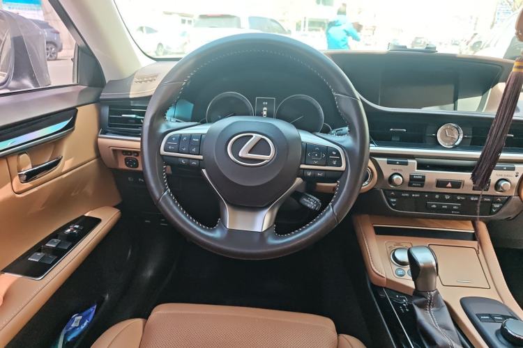 Used Lexus ES 2017 300h Mark Levinson Comfort Edition
