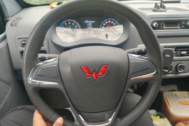 Used Wuling Yangguang 2024 300KM Comfort Version Passenger Van 75kW
