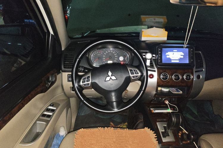 Used Mitsubishi Pajero Sport 2013 3.0L Automatic 4x4 Flagship Edition Steering Wheel