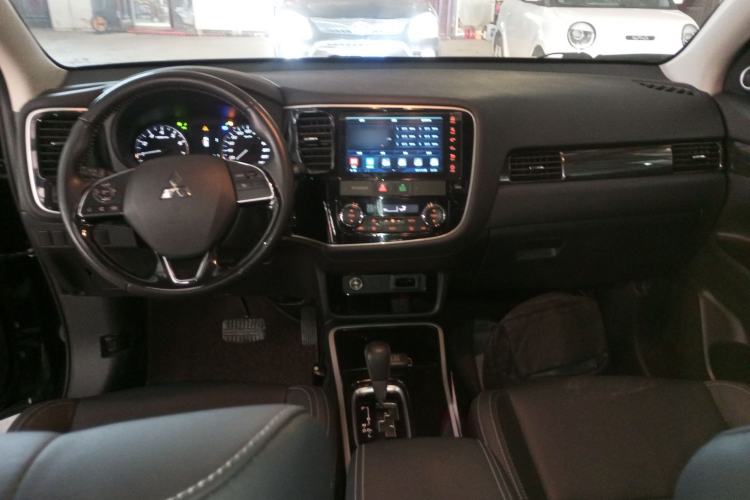 Used Mitsubishi Outlander 2019 2.0L Two-Wheel Drive Comfort Edition 7-Seater China VI Standard