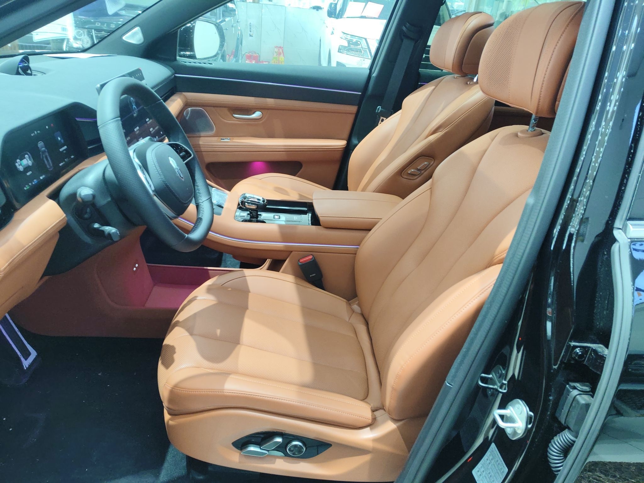 المقاعد الأمامية داخل السيارة