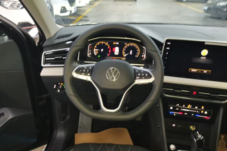 Used Volkswagen Tiguan L 2025 Model, Outstanding Version, 300TSI Automatic Two-Wheel Drive Longteng Edition Steering Wheel