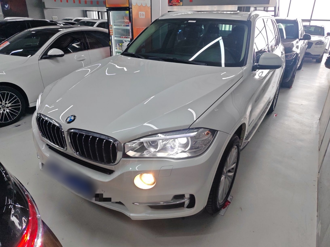 تحت مقدمة السيارة