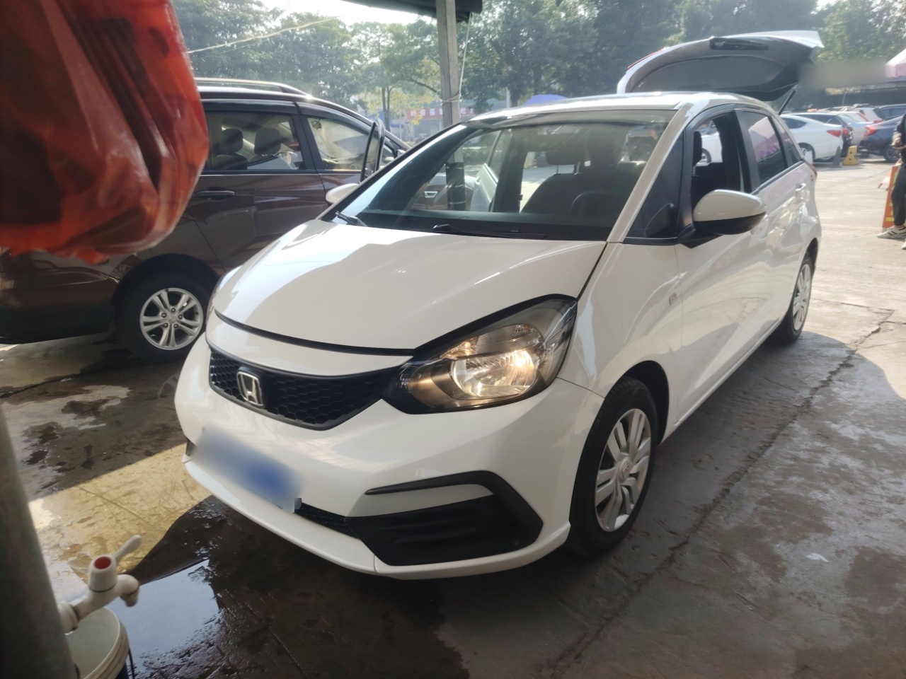 Под передней частью автомобиля