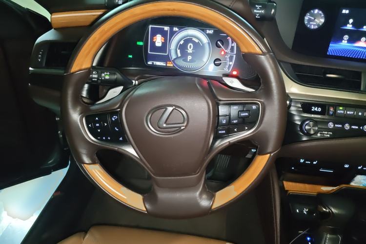 Used Lexus ES 2018 300h Premium Edition China V Standard
