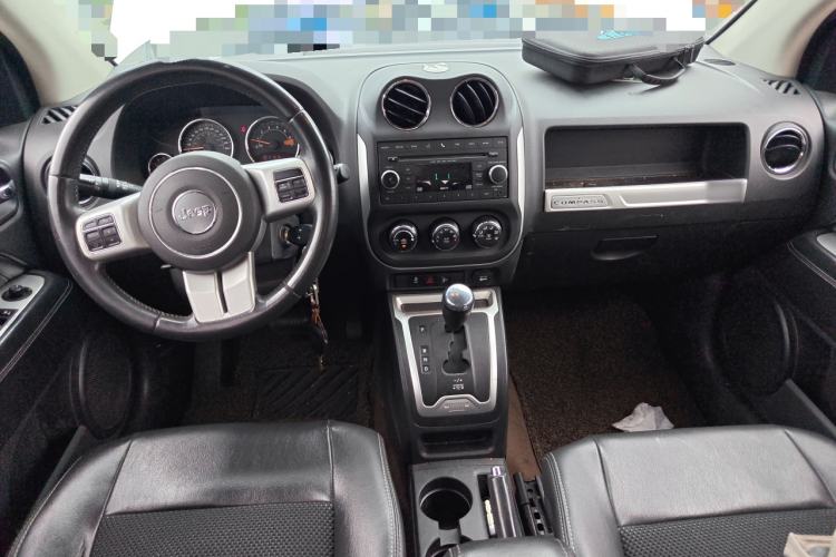 Used Jeep Compass 2013 2.4L four-wheel-drive sport version Center Console