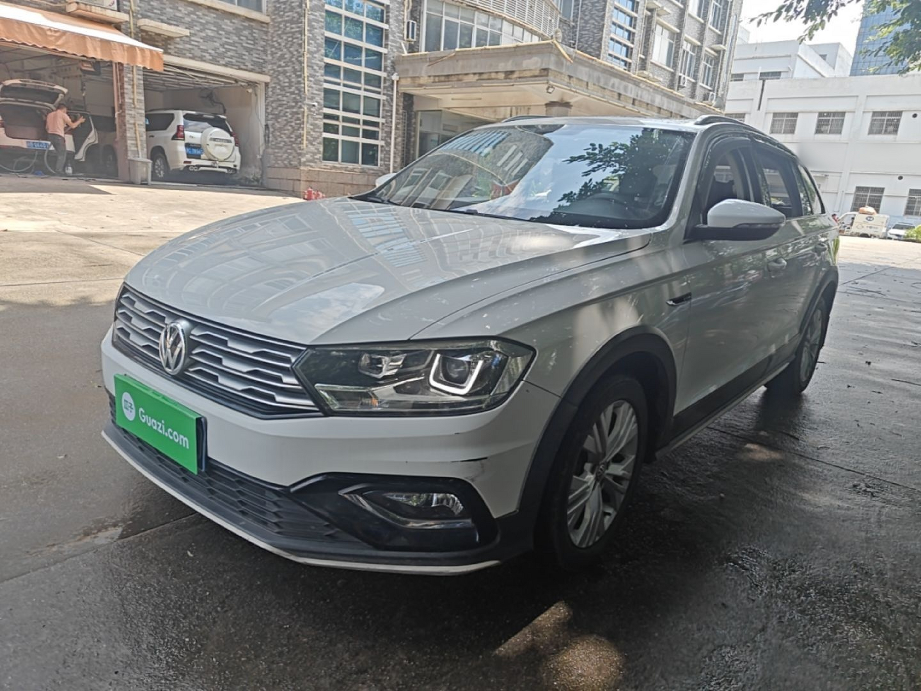 Под передней частью автомобиля