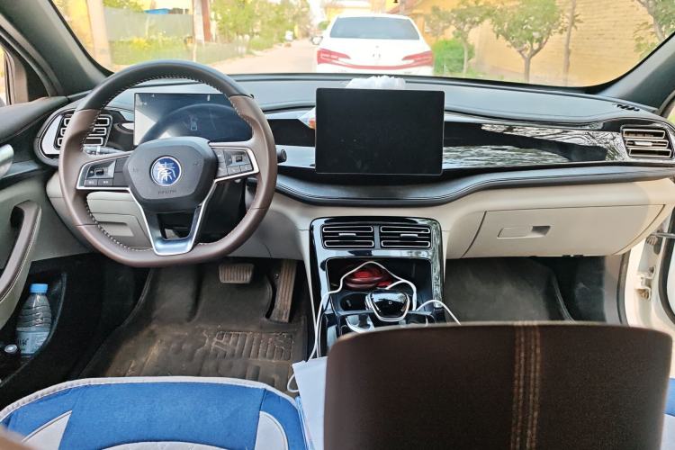 Used BYD Qin PLUS 2024 HONOR Edition DM-i 55KM Leading Model Center Console