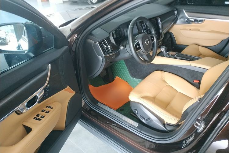 Used Volvo V90 2017 Cross Country T5 AWD Smart Range Edition
