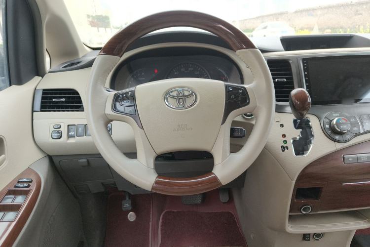 Used Toyota SIENNA 
