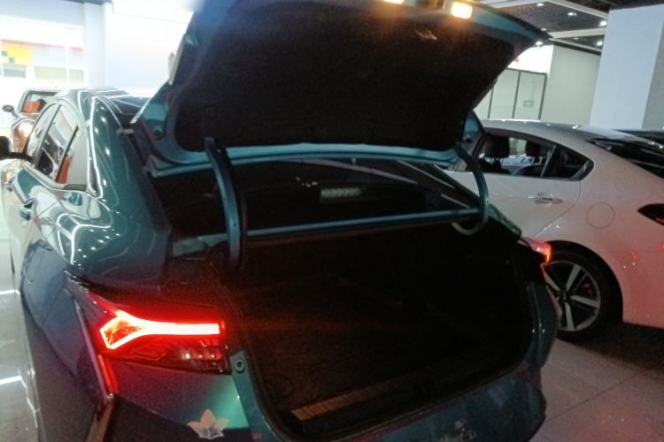 Used Dongfeng Aeolus Yixuan 2021 230T Automatic Chasing Shadow Edition Trunk