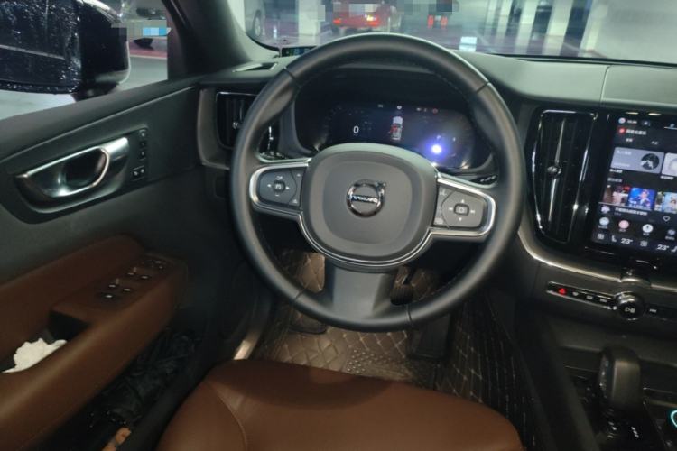 Used Volvo XC60 2025 B5 4x4 Smart Luxury Edition
