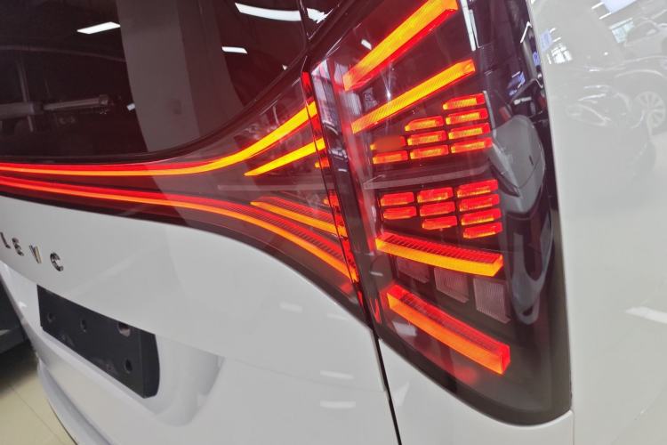 Used Geely Galaxy LEVC L380 2024 140-Degree 8-Seater Four-Wheel Drive Max Right Rear Taillight