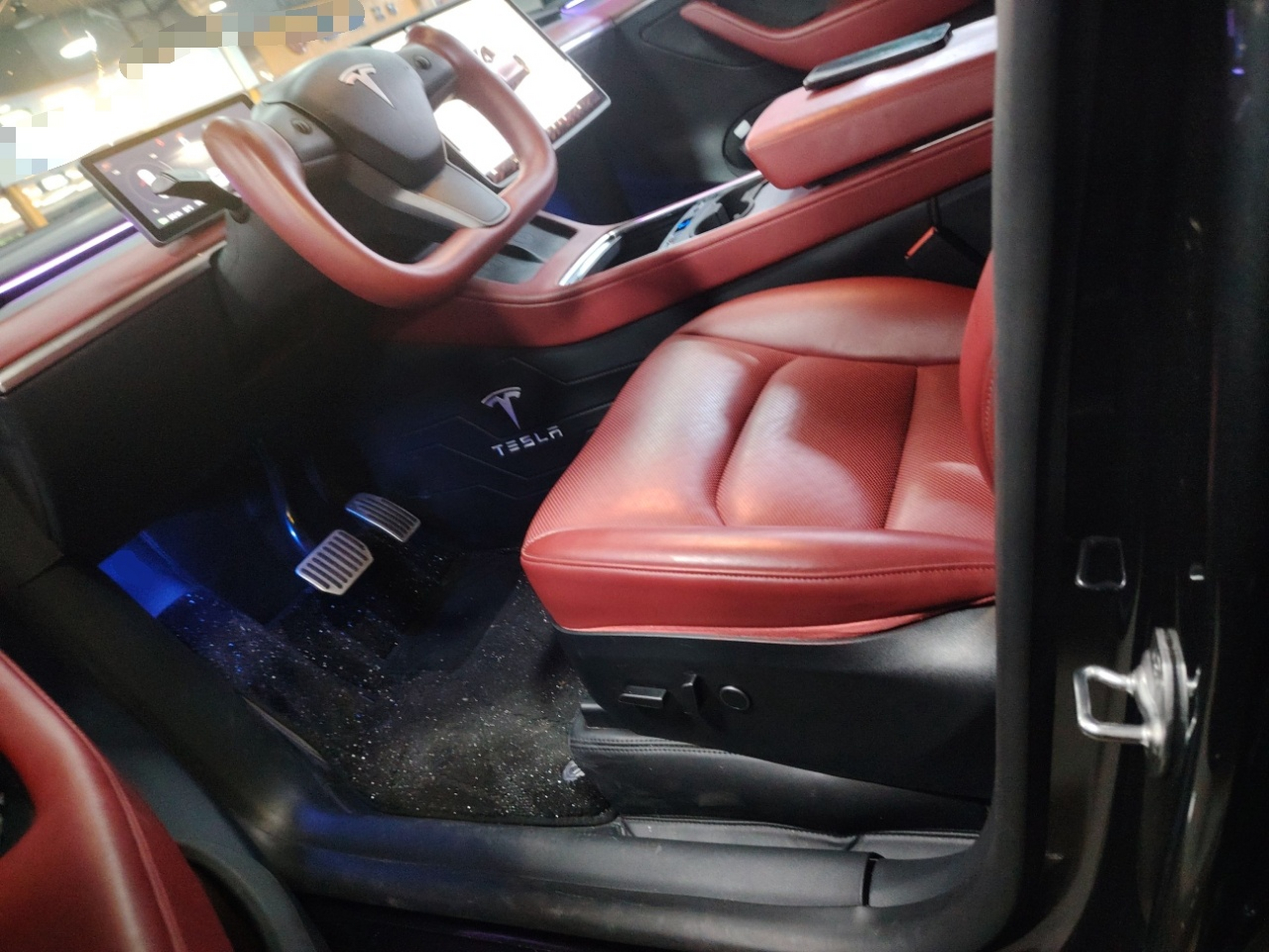 المقاعد الأمامية داخل السيارة