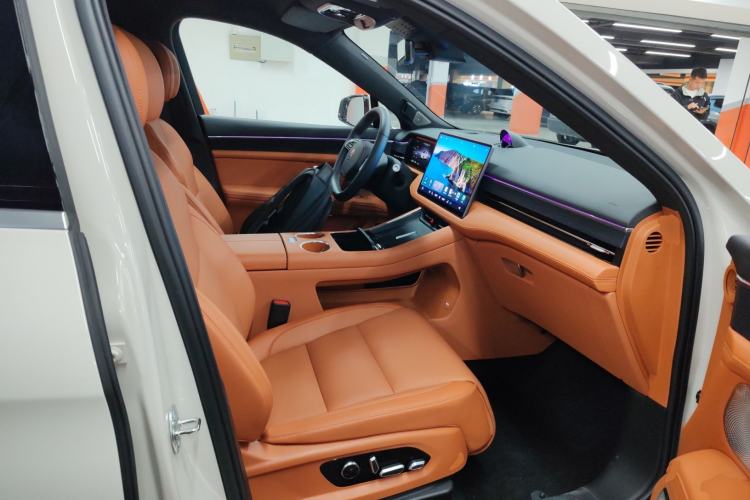 Used Hima AITO M5 2025 Extended-Range Ultra All-Wheel-Drive Version Right Front Seat