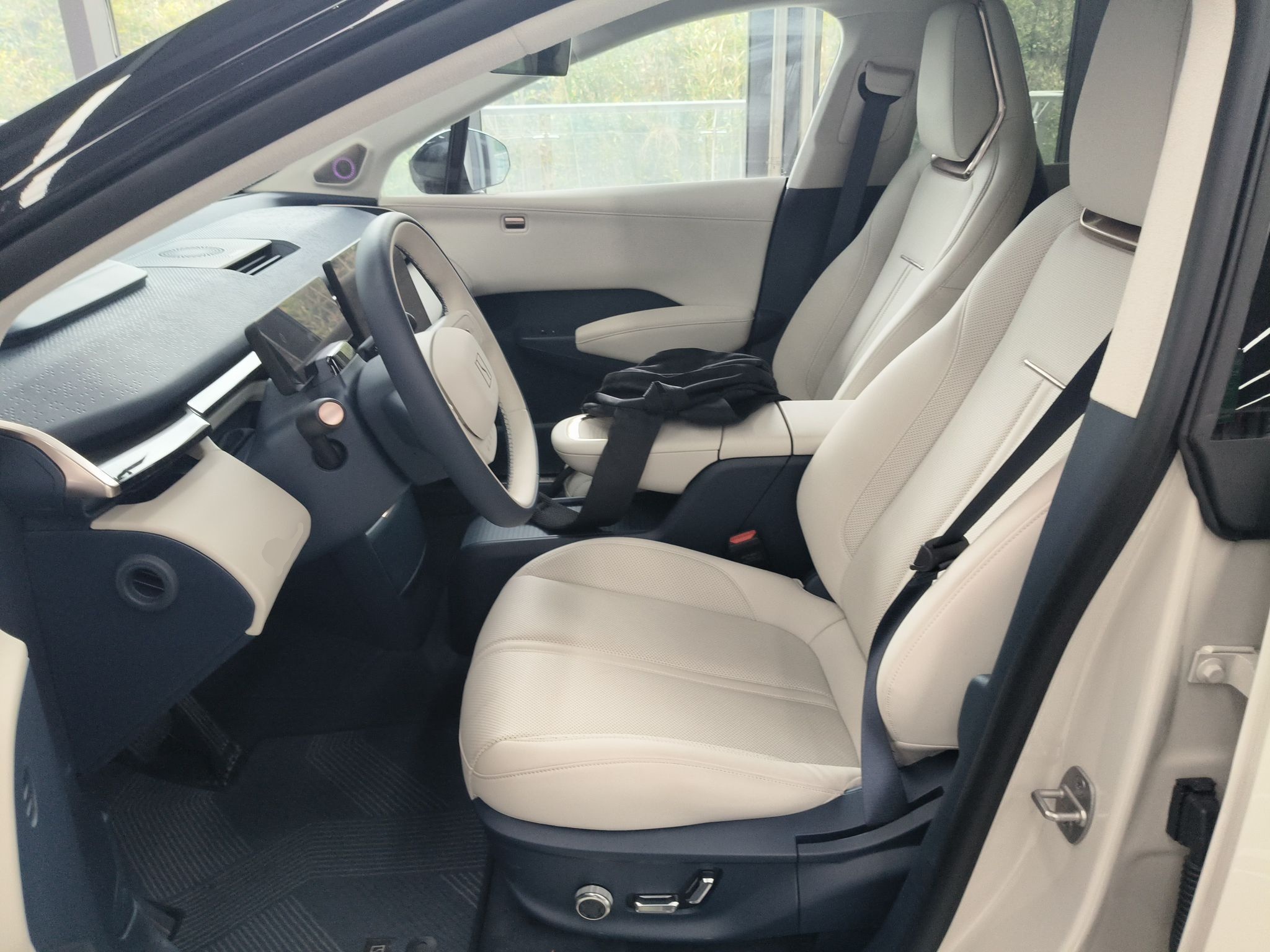 Переднее сиденье в автомобиле