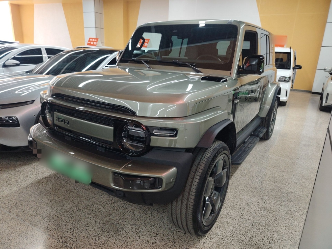 تحت مقدمة السيارة