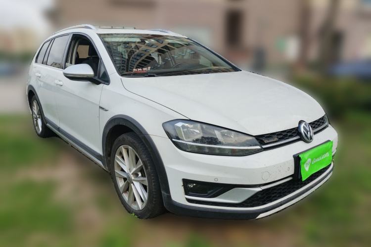Used Volkswagen Golf 2019 1.8TSI Travel Edition Front Right 45 Deg