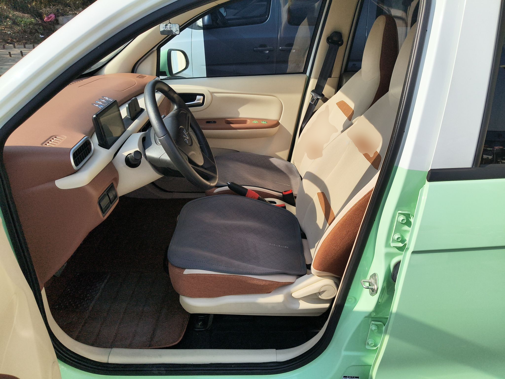 المقاعد الأمامية داخل السيارة