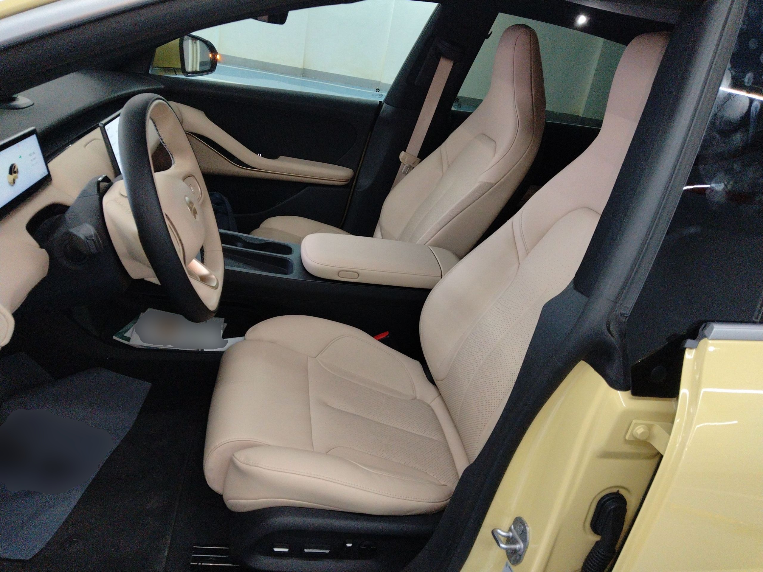 المقاعد الأمامية داخل السيارة