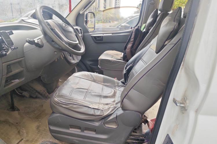 Used SAIC MAXUS Xintu V80 2017 2.5T AMT Aoyuntong National V Short Wheelbase Ultra-Low Roof 5/6/10-Seater
