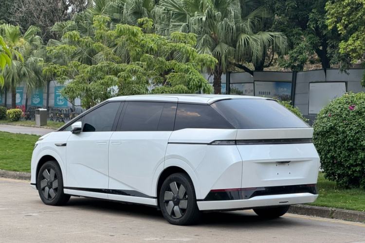 Used XPeng X9 2024 610 Long-Range Pro Exterior 4