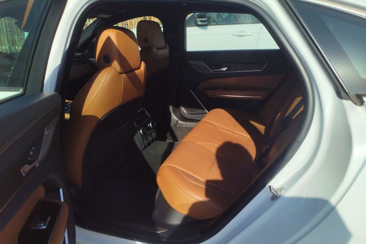 Used Jaguar XFL 2024 2.0T P300 Four-Wheel Drive Flagship Sport Gold Edition Left Rear Seat