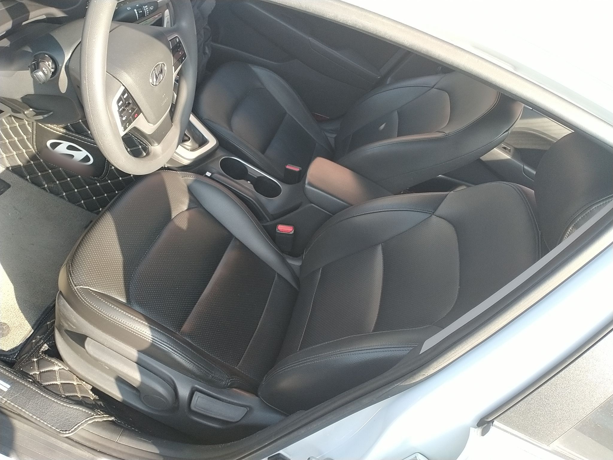 Переднее сиденье в автомобиле