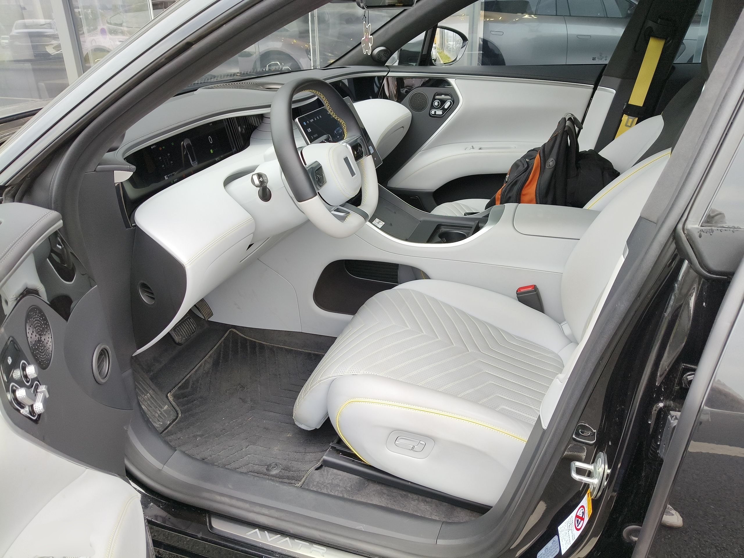 Переднее сиденье в автомобиле