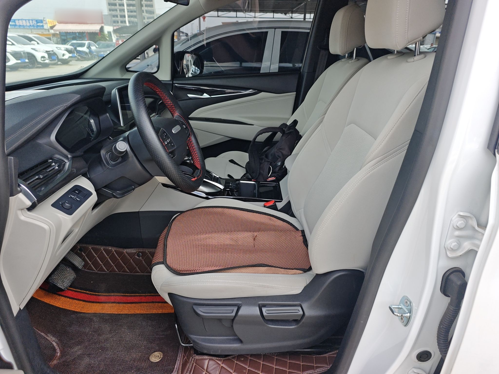 Переднее сиденье в автомобиле