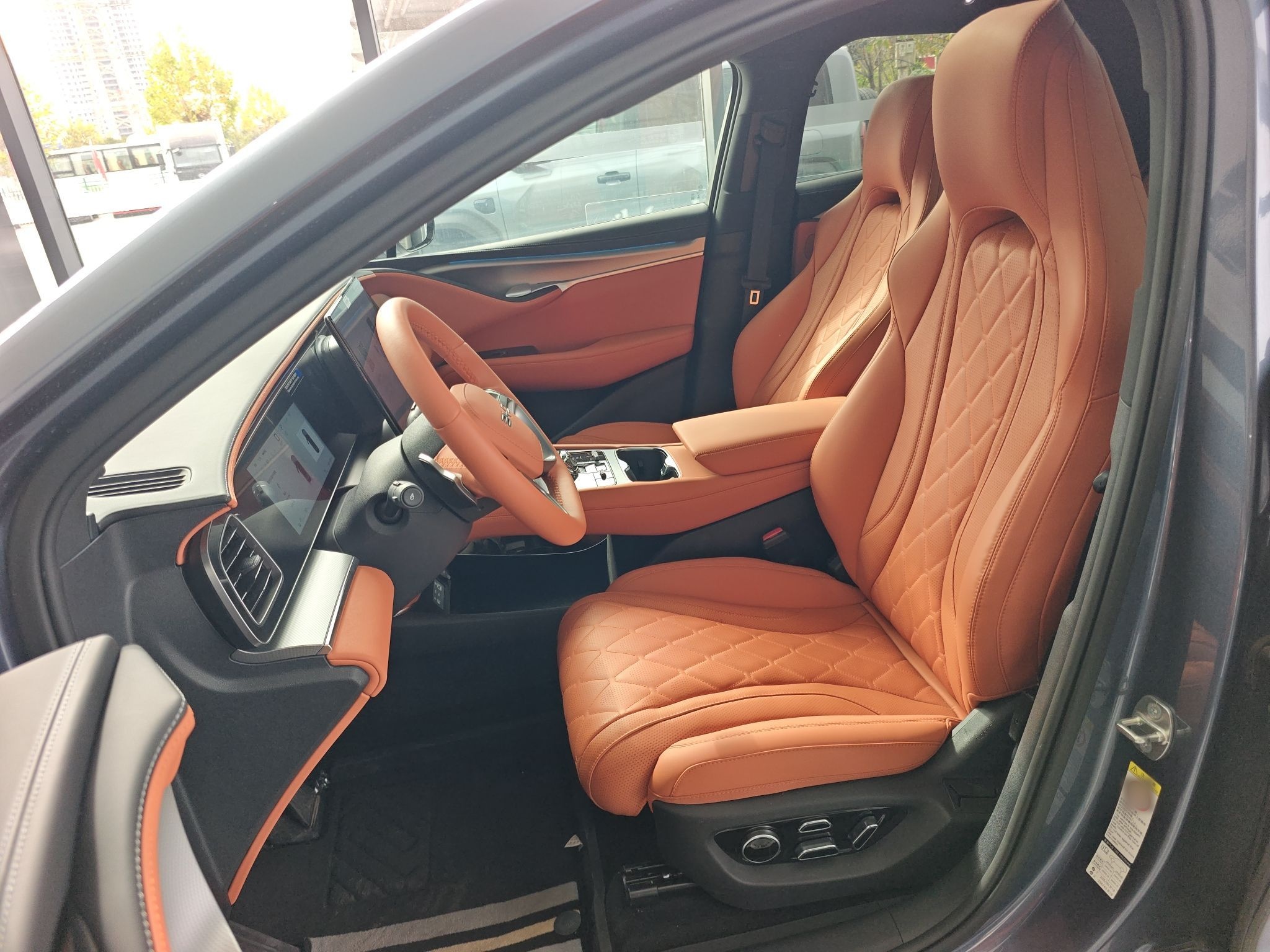 المقاعد الأمامية داخل السيارة